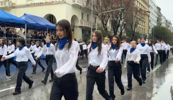 Θεσσαλονίκη: Υπό καταρρακτώδη βροχή η μαθητική παρέλαση