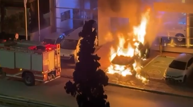 Βίντεο ντοκουμέντο από τον εμπρησμό αυτοκινήτων στη Νέα Φιλαδέλφεια