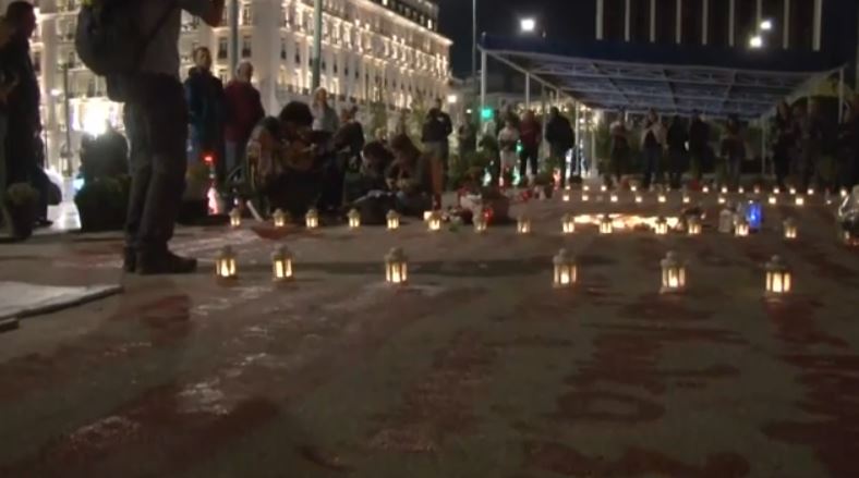 Σύνταγμα: Ολονύχτιο προσκλητήριο νεκρών από τους συγγενείς των θυμάτων των Τεμπών