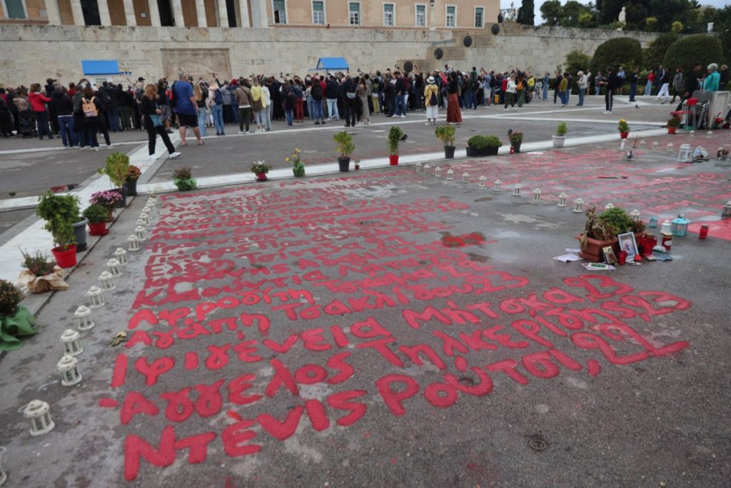 Στα χαρακώματα υπουργείο Άμυνας & δήμος Αθηναίων για την καθαριότητα του μνημείου του Άγνωστου Στρατιώτη