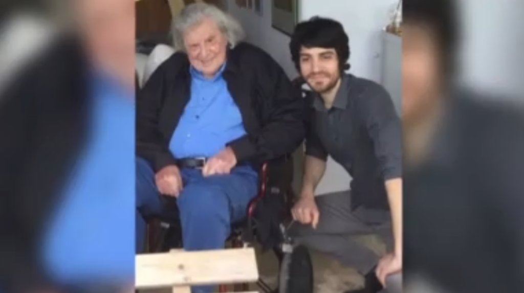 Άγγελος Θεοδωράκης – Παπαγγελίδης: «Ένιωθα δέος και φόβο για τον παππού μου γιατί αντιλαμβανόμουν το μέγεθός του»