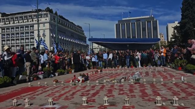 Άγνωστος Στρατιώτης: Λουλούδια στα ονόματα των νεκρών των Τεμπών από συγγενείς θυμάτων & πολίτες μετά την παρέλαση της 28ης Οκτωβρίου