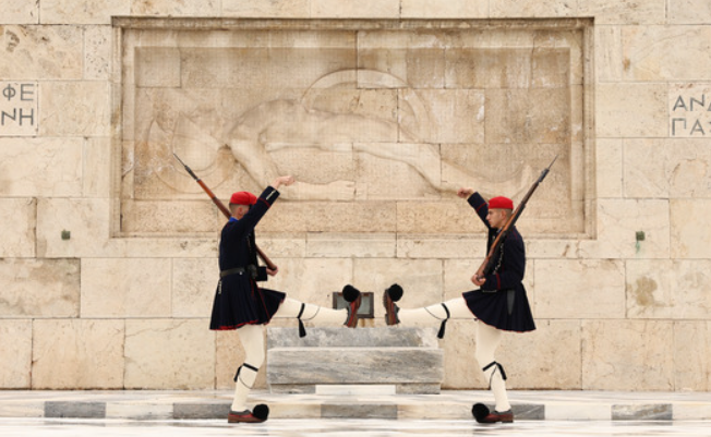 «Πόλεμος» δίχως τέλος για τον Άγνωστο Στρατιώτη – Μπαράζ ανακοινώσεων μετά τη συνάντηση Δένδια – Δούκα