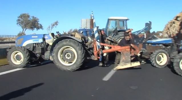 Κρήτη: Κινητοποιήσεις & μπλόκα από κτηνοτρόφους & αγρότες με φόντο το σκάνδαλο του ΟΠΕΚΕΠΕ – «Δεν έχουμε άλλον τρόπο»