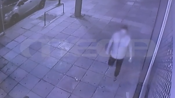 Καλλιθέα: 50χρονος σε κατάσταση αμόκ επιτέθηκε με μαχαίρι σε αστυνομικούς – Βίντεο ντοκουμέντο