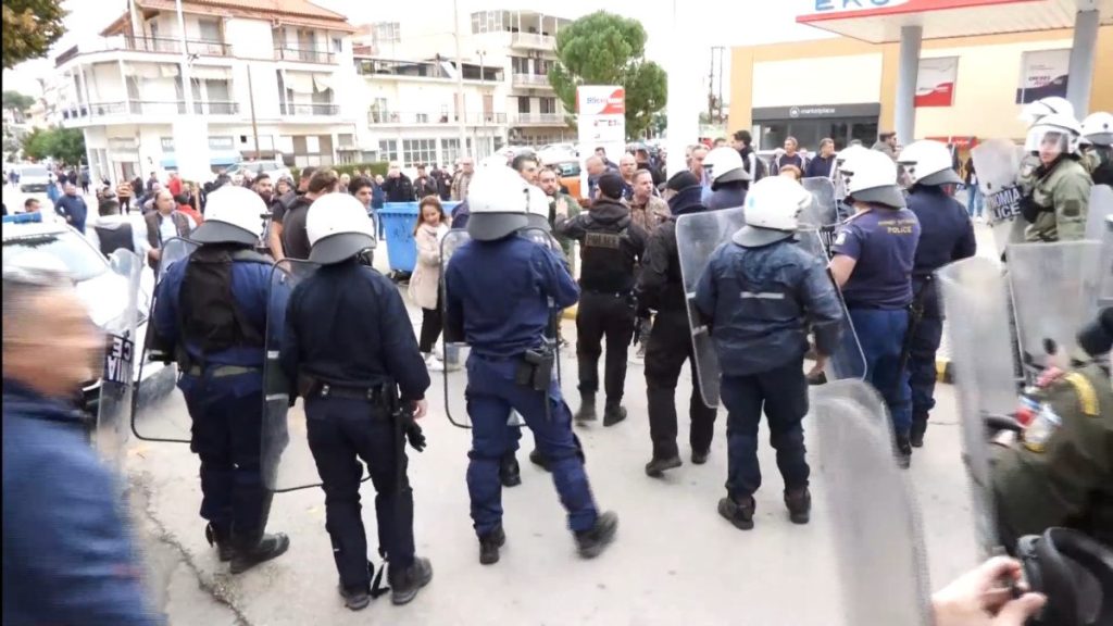 Λιβαδειά: Ένταση και χημικά στην Περιφέρεια Βοιωτίας που βρισκόταν ο υπουργός Αγροτικής Ανάπτυξης