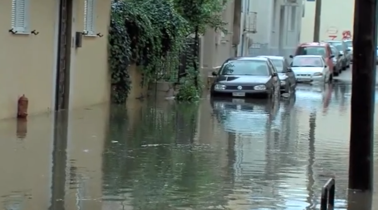 «Βούλιαξε» το Μεσολόγγι από τις καταρρακτώδεις βροχές