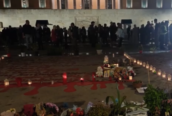 Σύνταγμα: «Μέχρι τέλους» το μήνυμα που έστειλαν χθες οι γονείς των θυμάτων των Τεμπών
