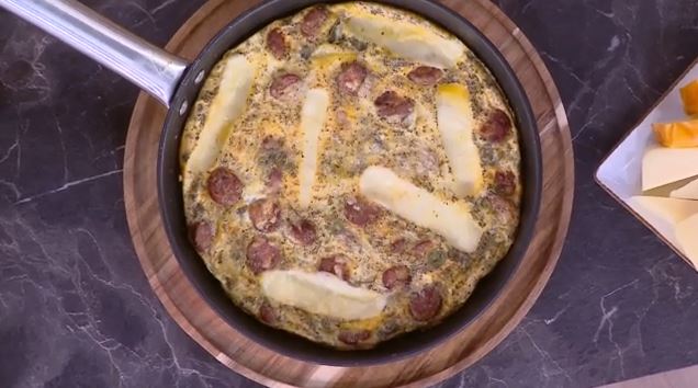 Ο Δημήτρης Σκαρμούτσος μάς ετοιμάζει ομελέτα με πατάτες & λουκάνικο