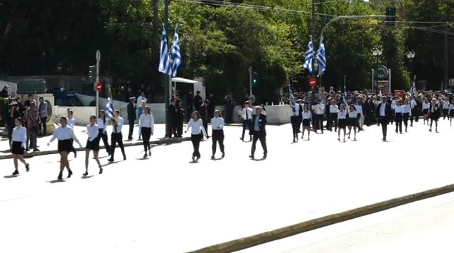 28η Οκτωβρίου: Συγκίνηση & πλήθος κόσμου στη μαθητική παρέλαση της Αθήνας