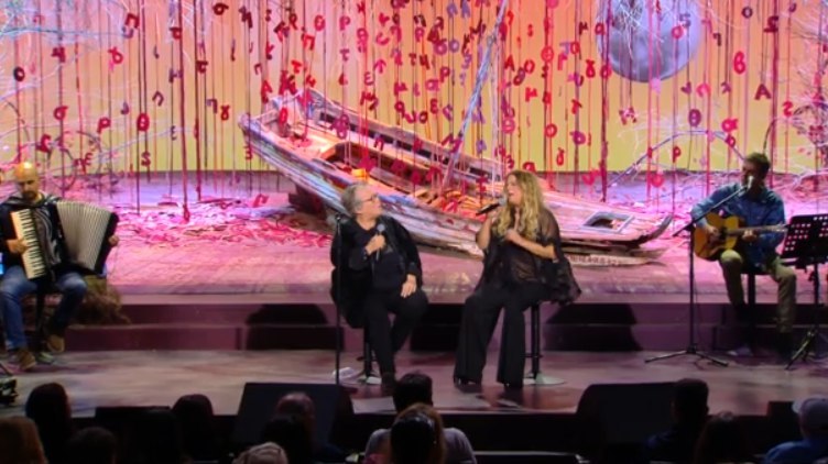 Δύο σπουδαίες ερμηνεύτριες στην πρεμιέρα του «Αλ Τσαντίρι Νιούζ» – Ο Λάκης Λαζόπουλος υποδέχτηκε Δήμητρα Γαλάνη και Ελένη Τσαλιγοπούλου