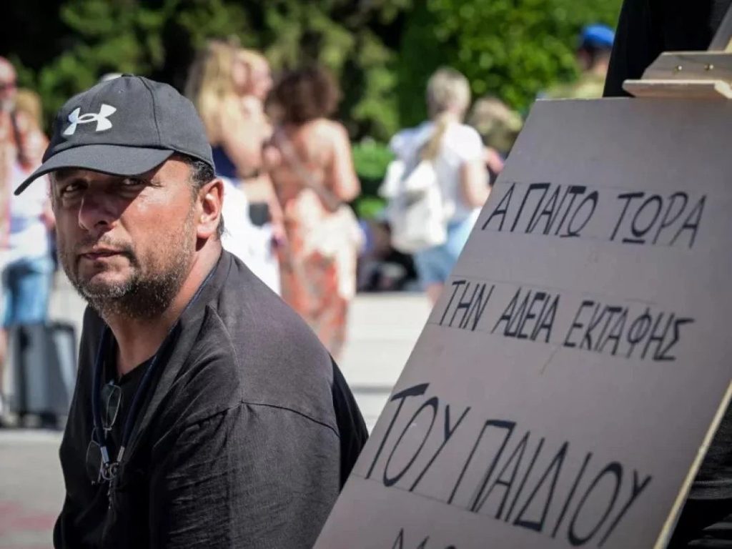 Τέμπη: Δεκτό από την εισαγγελία το αίτημα Ρούτσι για τοξικολογικές εξετάσεις στη σορό του γιου του