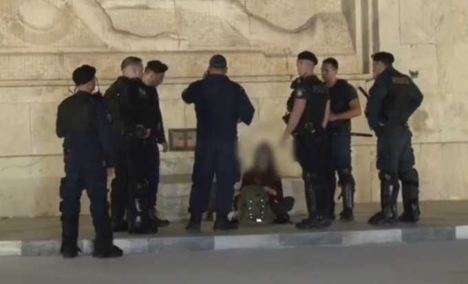 Σύνταγμα: Αστυνομικοί απομάκρυναν γυναίκα που κάθισε μπροστά από το κενοτάφιο του Αγνώστου Στρατιώτη