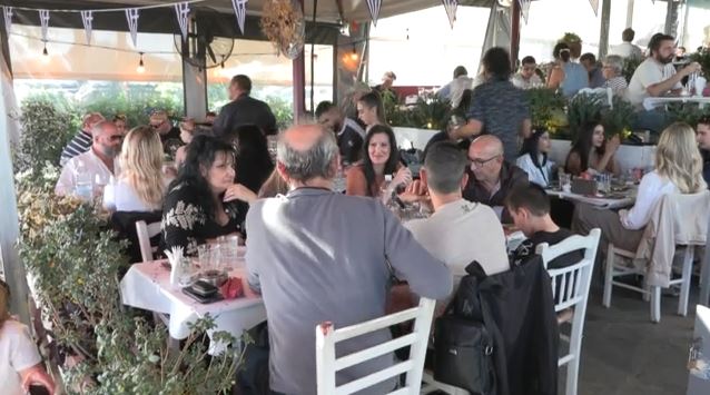 Γέμισαν ταβέρνες & εστιατόρια μετά τις παρελάσεις – Πρόβλημα η ακρίβεια