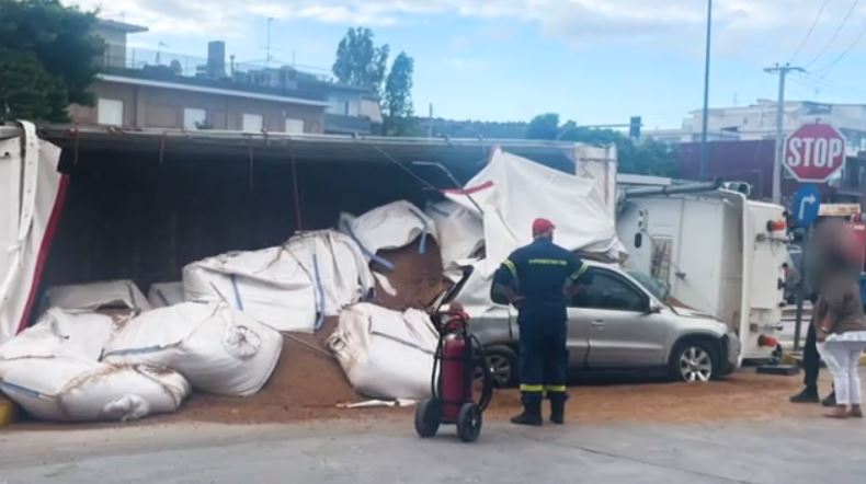 Βάρη: Τροχαίο με νταλίκα που μετέφερε σακιά με χώμα – Καταπλάκωσε ΙΧ