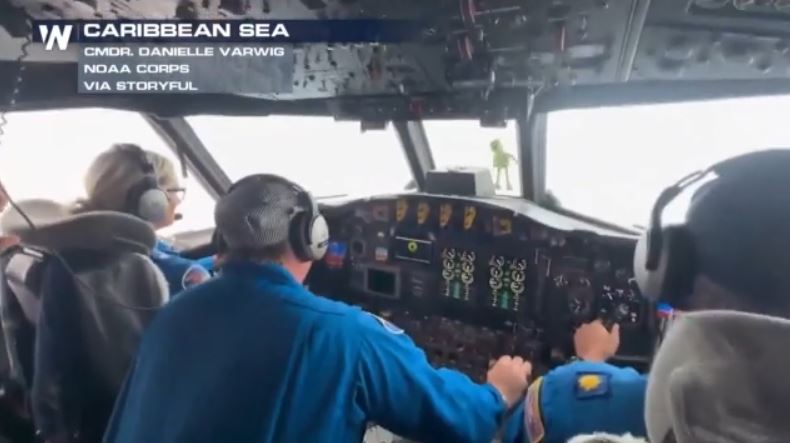 Καραϊβική: Συγκλονιστικές εικόνες μικρού αεροσκάφους τη στιγμή που περνούσε μέσα από τον τυφώνα «Melissa»