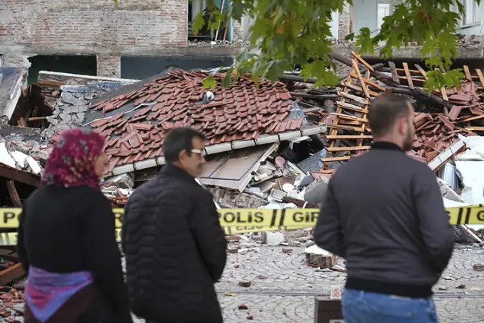 Σεισμός 6,1 Ρίχτερ ταρακούνησε τη βορειοδυτική Τουρκία – Κατέρρευσαν κτίρια