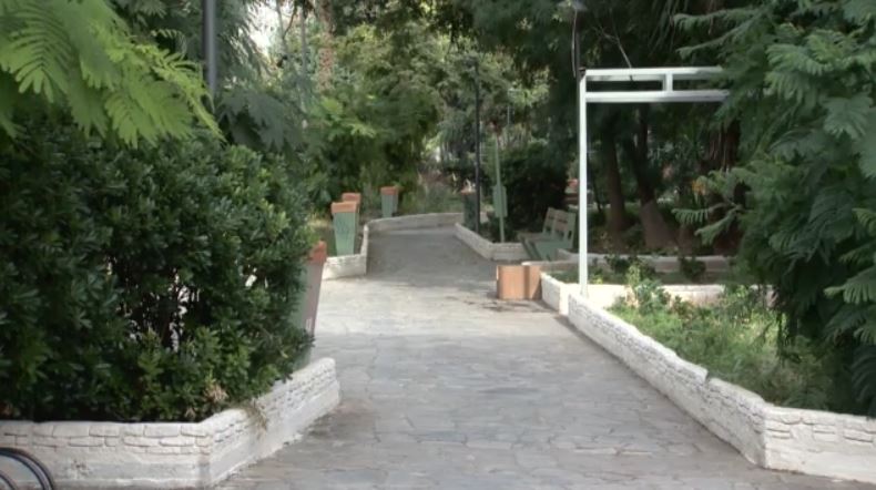 Απειλές, βανδαλισμοί και φθορές σε δημόσια περιουσία από συμμορία ανηλίκων σε Πετρούπολη και Μοσχάτο