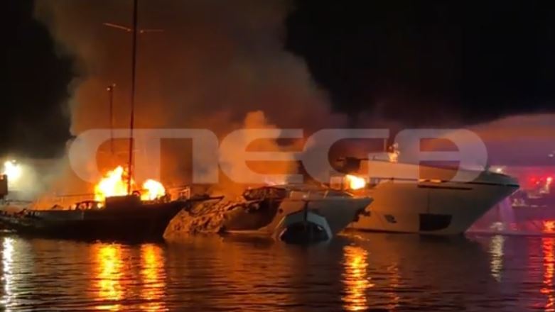 Μαρίνα Ζέας: Παρανάλωμα του πυρός τέσσερα πολυτελή γιοτ – Καταστράφηκαν ολοσχερώς