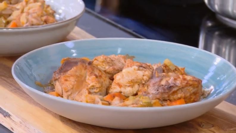 Ο Δημήτρης Σκαρμούτσος μάς ετοιμάζει κοτόπουλο με λάχανο, πράσο και τομάτα