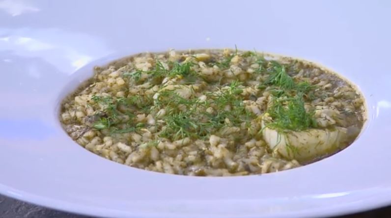 Ο Δημήτρης Σκαρμούτσος μάς ετοιμάζει ριζότο με πράσο κα λεμόνι