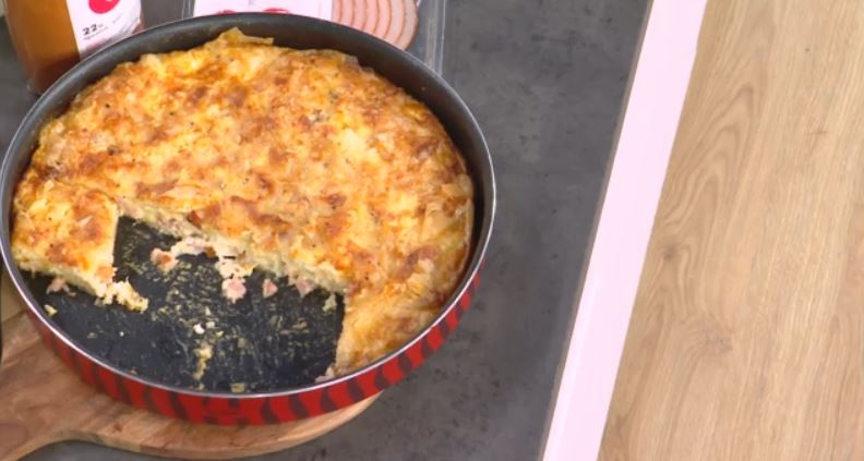 Η Αργυρώ Μπαρμπαρίγου μας ετοιμάζει κασερόπιτα σουφλέ καπνιστή γαλοπούλα