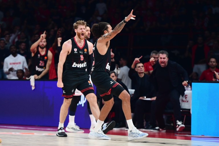 Ολυμπιακός: Αήττητοι οι «ερυθρόλευκοι» με σόου Χολ και πινελιές Φουρνιέ