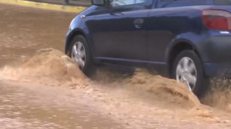 Κακοκαιρία «Adel»: Κεραυνοί, χαλάζι και καταρρακτώδεις βροχές – Δρόμοι «ποτάμια» και πλημμυρισμένα υπόγεια