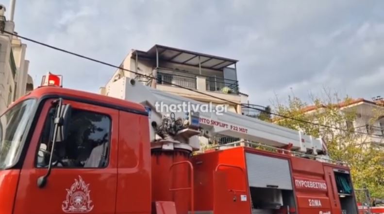 Θεσσαλονίκη: Διαμέρισμα έγινε στάχτη μετά από φωτιά – Οι πυροσβέστες απεγκλώβισαν ηλικιωμένη