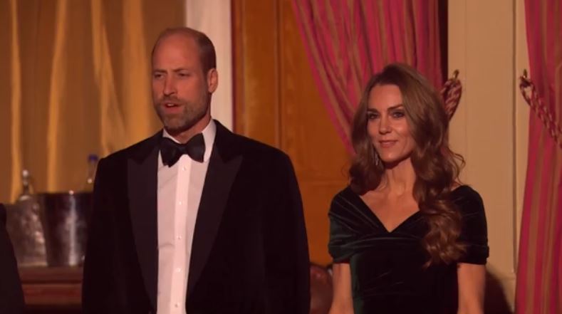 Πρίγκιπας Ουίλιαμ & Κέιτ: Παρακολούθησαν φιλανθρωπική παράσταση – «Εισβολή» του Μικ Τζάγκερ στο παλιό σχολείο του