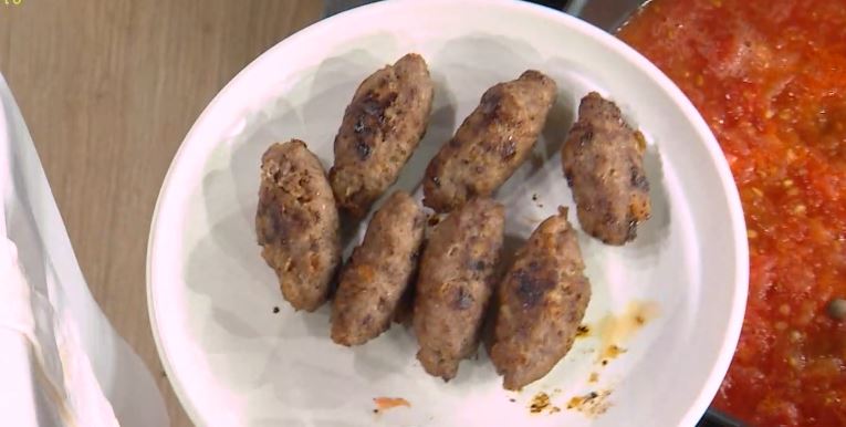 Η Αργυρώ Μπαρμπαρίγου μας ετοιμάζει λαχταριστά σουτζουκάκια με ρύζι