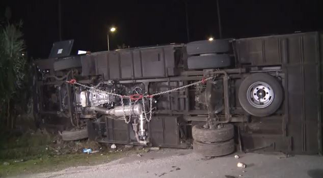 Ανατροπή λεωφορείου με 30 επιβάτες έξω από τον Ριζόμυλο Βόλου – 13 τραυματίες