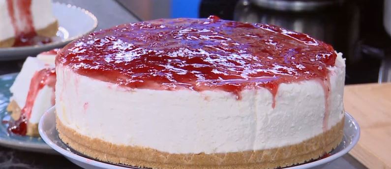 Ο Δημήτρης Σκαρμούτσος μάς ετοιμάζει cheesecake με μαρμελάδα φράουλα