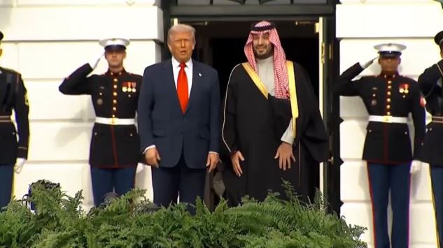 Θερμή υποδοχή του πρίγκιπα-διαδόχου της Σαουδικής Αραβίας από τον Τραμπ