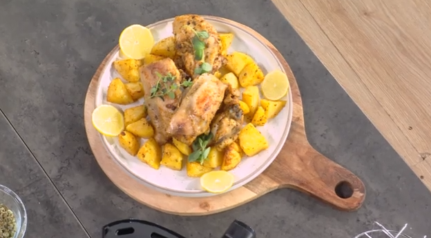 Η Αργυρώ Μπαρμπαρίγου μας ετοιμάζει κοτόπουλο με πατάτες στο air fryer