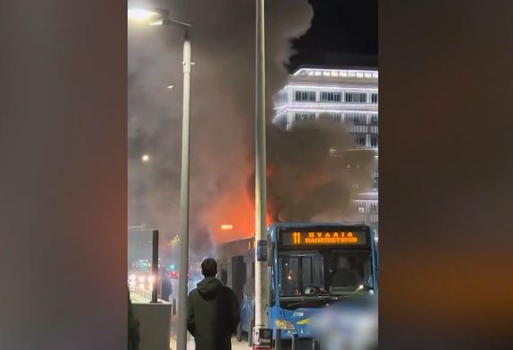 Θεσσαλονίκη: Φωτιά σε λεωφορείο που ήταν εν κινήσει