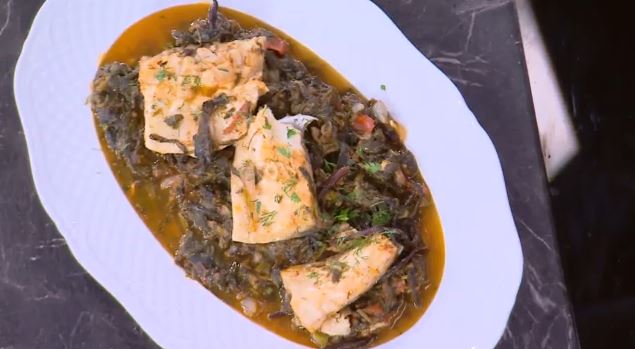 Ο Δημήτρης Σκαρμούτσος μάς ετοιμάζει τσιγαριστά χόρτα με λαβράκι