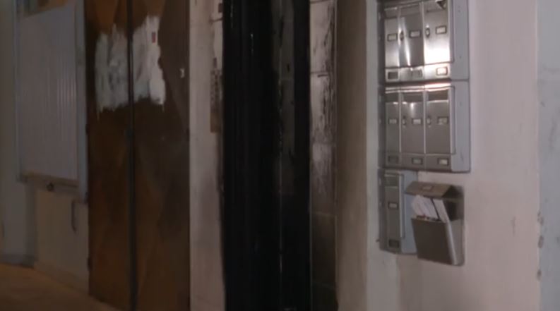 Θεσσαλονίκη: Πυρπόλησαν είσοδο πολυκατοικίας με γκαζάκια τα ξημερώματα