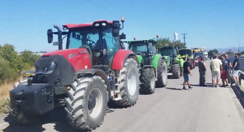 «Ζεσταίνουν» τις μηχανές των τρακτέρ αγρότες και κτηνοτρόφοι