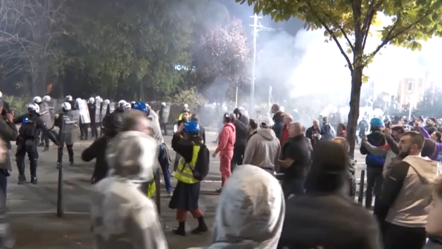 Σερβία: Πεδίο μάχης το Βελιγράδι μετά την προσπάθεια της αστυνομίας να απομακρύνει μητέρα θύματος της τραγωδίας του Νόβι Σαντ