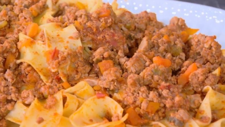 Ο Δημήτρης Σκαρμούτσος μάς ετοιμάζει παπαρδέλες μπολονέζ