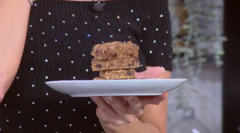 Ο Δημήτρης Σκαρμούτσος μάς ετοιμάζει μπάρες βρώμης με μπανάνες και σοκολάτα