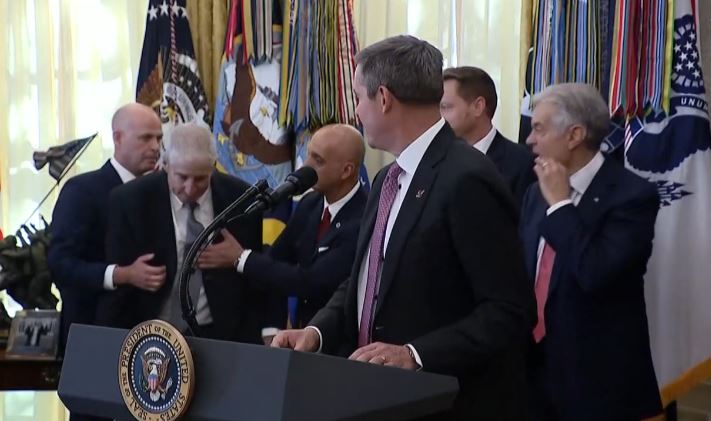 ΗΠΑ: Σοκάρει η λιποθυμία άνδρα στο οβάλ γραφείο σε ζωντανή σύνδεση