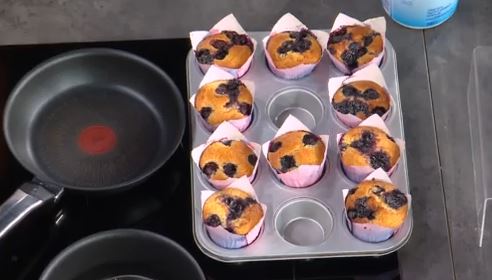 Η Αργυρώ Μπαρμπαρίγου μας ετοιμάζει νόστιμα muffins με μύρτιλα