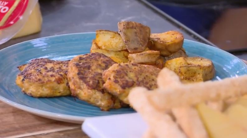 Ο Δημήτρης Σκαρμούτσος μάς ετοιμάζει μπιφτέκια κοτόπουλου γεμιστά με τυρί και ψητές γλυκοπατάτες