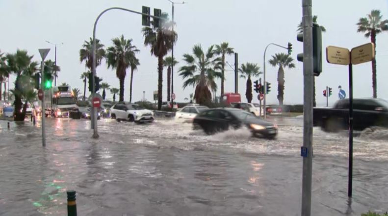 Στο έλεος της κακοκαιρίας η Αττική – «Ποταμιά» οι δρόμοι, ξεριζώθηκαν δέντρα