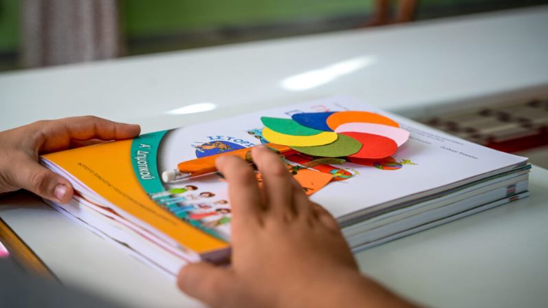 Θωπεία 6χρονου σε δασκάλα: Γονείς, ψυχολόγοι και εκπαιδευτικοί προσεγγίζουν το θέμα