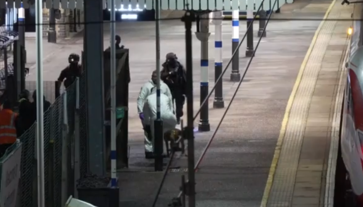 Μεγάλη Βρετανία: Επίθεση με μαχαίρι σε τρένο προς το Λονδίνο – Δέκα τραυματίες