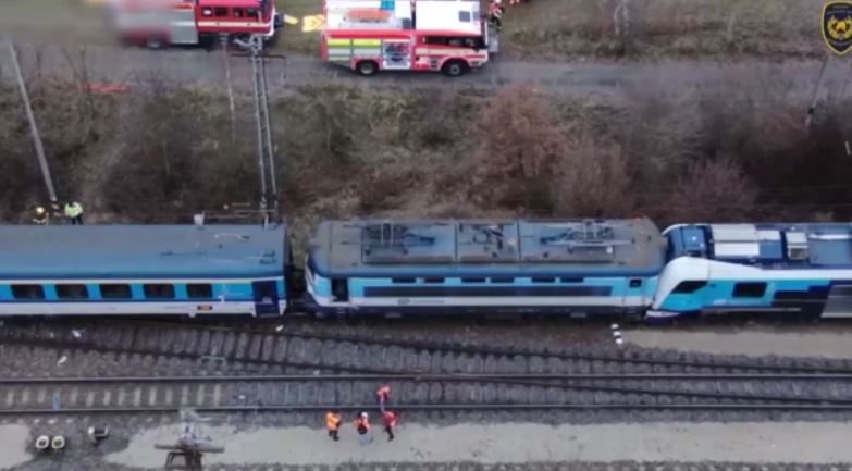 Τσεχία: Δύο επιβατικά τρένα συγκρούστηκαν στην Πράγα – Τουλάχιστον 40 τραυματίες