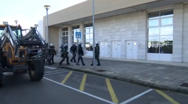 «Θερμή» υποδοχή στον Μητσοτάκη από αγρότες του Έβρου – Τον φυγάδευσαν από το αεροδρόμιο Αλεξανδρούπολης